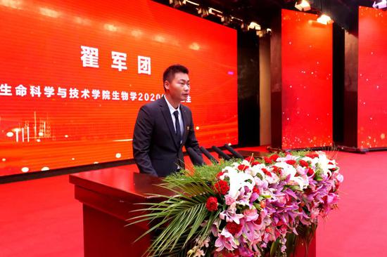 捐赠仪式上，吴红展代表阿克苏地委、丁翊强代表一师阿拉尔市为塔里木大学捐赠，赵光辉、张爱萍代表塔里木大学接受捐赠。