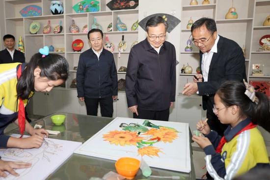 　　10月8日，梁言顺在利通区第三小学，听取铸牢中华民族共同体意识进学校情况介绍，在特色活动工作室，观看孩子们做掐丝画。