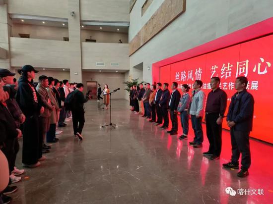 “丝路风情 艺结同心——山东·喀什美术书法摄影民艺作品联展”开展仪式现场。供图：陈昱岐