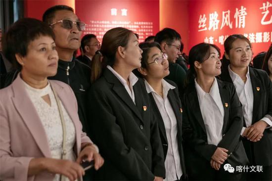“丝路风情 艺结同心——山东·喀什美术书法摄影民艺作品联展”活动中，前来观展的群众。供图：高嵩