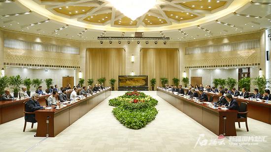11月1日，自治区党委书记马兴瑞、自治区主席艾尔肯·吐尼亚孜在乌鲁木齐会见来新疆参访的西亚和北非国家宗教界和媒体人士代表团一行。石榴云/新疆日报记者 谢龙摄