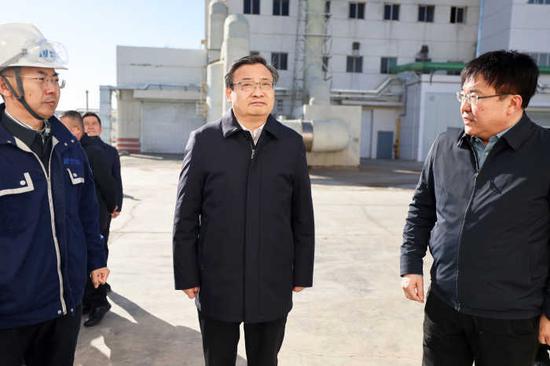 　　11月7日，梁言顺在宁东清大国华环境资源公司，了解危化物料运输、存储、处理，安全环保制度落实情况。