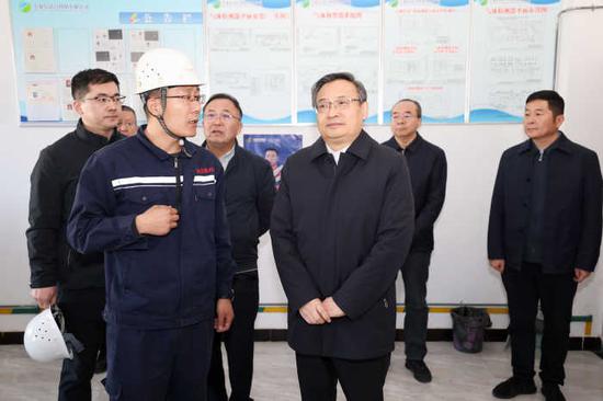　　11月7日，梁言顺在宁夏信达昌科技公司，实地察看自治区“四防”督查发现的安全、环保、消防等问题隐患。