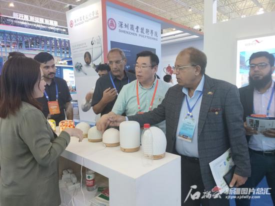 第十三届中国新疆喀什·中亚南亚商品交易会上客商在洽谈。石榴云/新疆日报记者 韩沁言摄