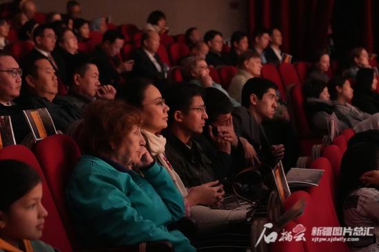 11月11日，《新疆是个好地方》文艺晚会现场的当地观众正在观看表演。 石榴云/新疆日报记者 阿比拜 摄