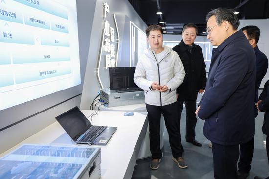 　　11月15日，梁言顺在同泰怡信息技术公司，调研高端人工智能服务器研发生产基地建设。
