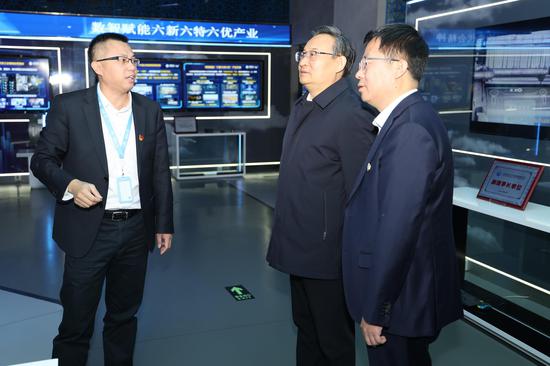 　　11月15日，梁言顺在中国移动宁夏公司，调研“万卡+”智算基地建设进展。