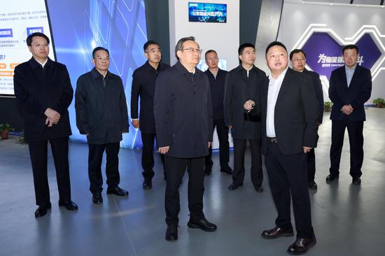 　　11月15日，梁言顺在宁夏梦驼铃科技公司，调研物联网大数据技术研发应用及智慧物流体系建设。