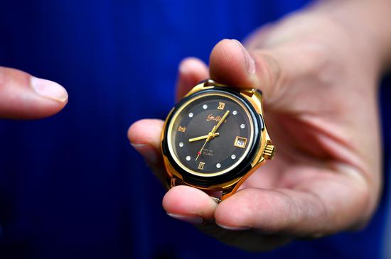 11月22日，南宁市手表厂工作人员展示当天在售的一款“桂花牌”手表。 俞靖 摄