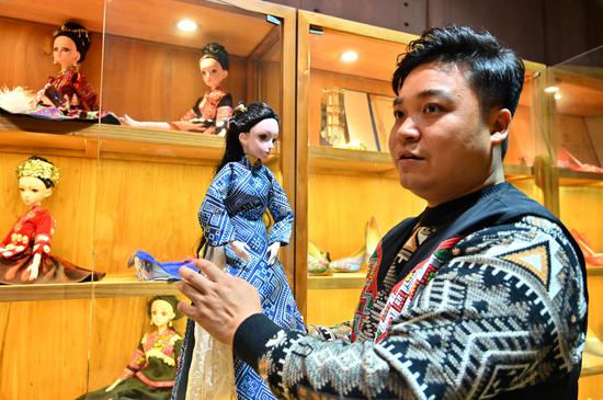 11月23日，兰培文展示“壮锦娃娃”。俞靖 摄