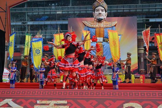 11月25日，广西来宾市金秀瑶族自治县举行盘王节祈福活动。图为瑶族原生态歌舞表演。陈秋霞 摄