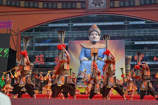 11月25日，广西来宾市金秀瑶族自治县庆祝盘王节，瑶族民众表演国家级非物质文化遗产黄泥鼓舞。陈秋霞 摄