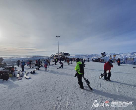 雪友在将军山国际滑雪度假区山顶准备滑高级道。付浩东摄