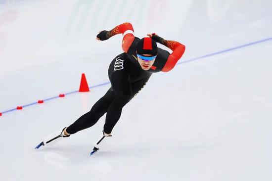 2023-2024赛季国际滑联速度滑冰世界杯（北京站）比赛中，中国运动员宁忠岩获得男子1000米铜牌。图源：国家速滑馆