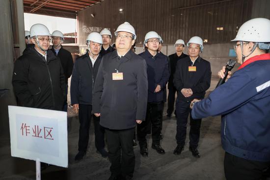 　　2月19日，梁言顺深入宝马兴庆特种合金公司矿炉作业区，实地察看工艺流程。