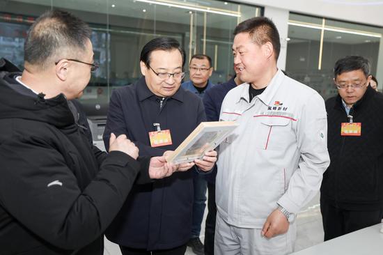 　　2月19日，梁言顺在宁夏氟峰新材料科技公司，详细了解产品应用、节能降耗、科技创新等情况。