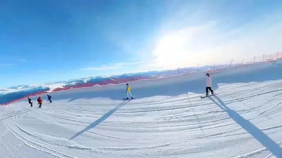 滑雪爱好者在禾木吉克普林国际滑雪度假区畅滑。资料图