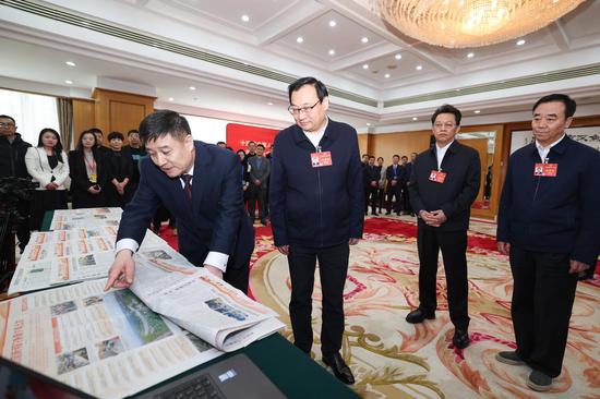 　　听取宁夏日报报业集团全国两会期间宁夏代表团新闻宣传报道情况介绍。