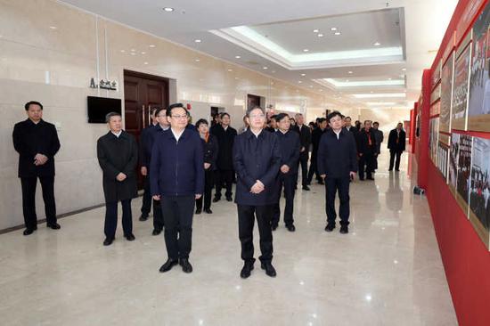 　　会前，郭文奇、梁言顺和与会同志参观宁夏以高质量党建引领高质量发展主题展。