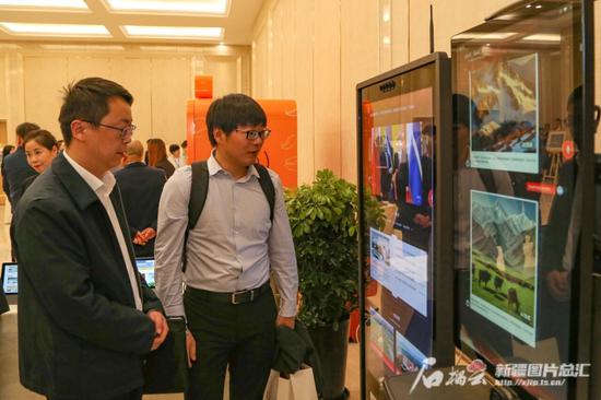 嘉宾在体验小天AI镜子。石榴云/新疆日报记者 蔡增乐摄