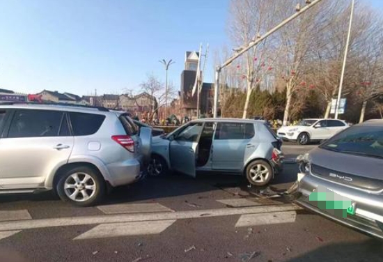 　　原因是当事人吴某某驾驶机动车未与前车保持安全车距是造成此次事故的直接原因。