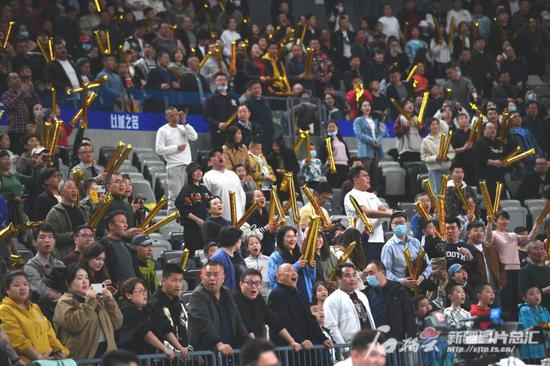 4月6日，球迷为新疆男篮精彩的表现欢呼喝彩。石榴云/新疆日报记者 邹懿摄