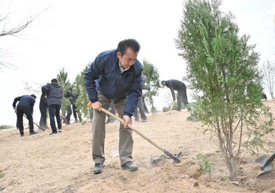 　　4月7日，自治区政协主席陈雍在银川市参加义务植树活动。宁夏日报记者　左鸣远　摄
