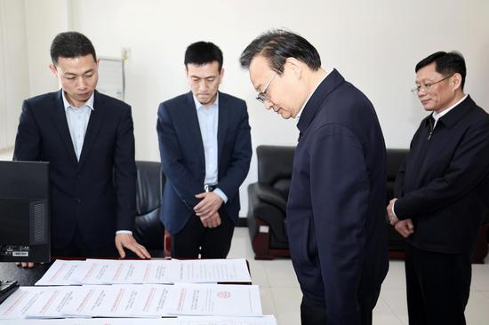 　　4月15日，梁言顺在自治区党委社会工作部，了解相关工作开展情况。