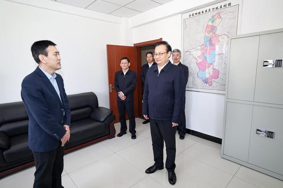　　4月15日，梁言顺在自治区党委社会工作部，与干部职工交流。