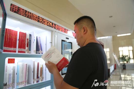 伊犁哈萨克自治州图书馆在部分单位办公场所设置智能自助借书柜提供借阅服务。伊犁哈萨克自治州图书馆供图