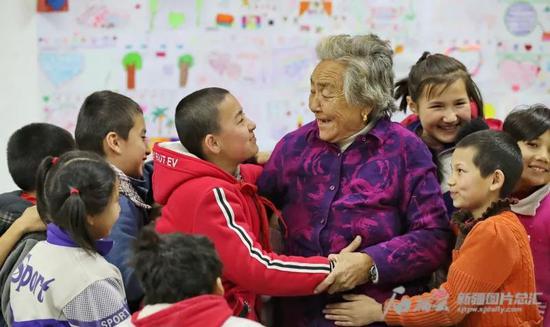 潘玉莲与孩子们在一起。（资料图）石榴云/新疆日报记者 甄世新 摄