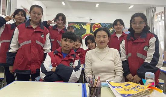 喀什六中学生与上海援疆教师合影留念。（资料图）
