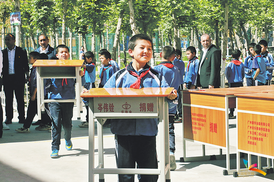 广州爱心人士捐赠350多套课桌椅抵达疏附县塔什米里克乡中心小学。（资料图）