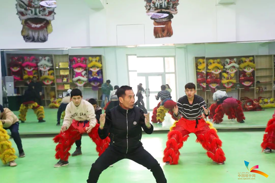 在疏附县第一中学，来自广东的醒狮教练正在教授学生舞狮技艺。疏附县融媒体中心记者 侯剑 摄