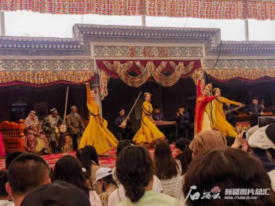5月4日中午，香妃园景区为远道而来的游客们送上迎宾歌舞。袁媛摄
