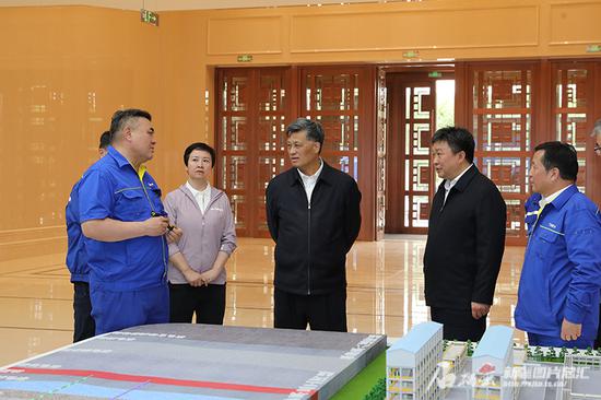 5月5日，自治区党委书记马兴瑞在特变电工煤基新材料高质量发展产业园了解项目建设情况。巨海成 摄