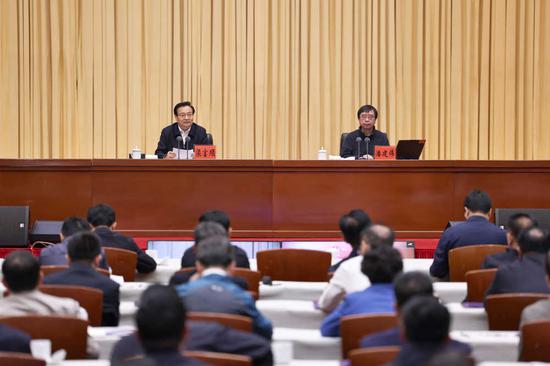 　　5月15日，自治区党委举行理论学习中心组（扩大）学习会，自治区党委书记、人大常委会主任梁言顺主持并讲话。