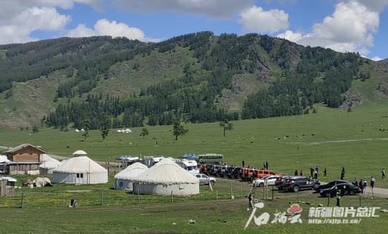 5月24日，“千里畫廊·百車自駕”團來到“樺林綠城”哈巴河縣葉根德空中草原。石榴云/新疆日報記者張婷 攝