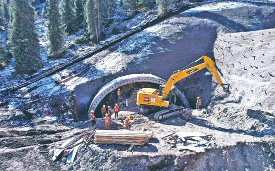 G219线昭苏至温宿公路西天山隧道进口端平导洞施工现场。刘春星摄