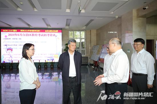 6月6日，自治區(qū)黨委書記馬興瑞在自治區(qū)教育考試院考察督導(dǎo)高考準(zhǔn)備工作。石榴云/新疆日?qǐng)?bào)記者 崔志堅(jiān)攝