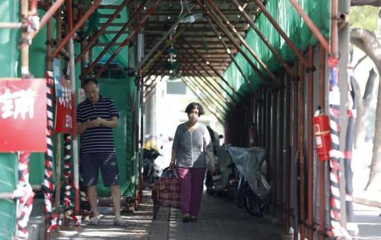 北京西城区灵境巷子-祥瑞大街段环境整治种植形貌。中新社记者 富田 摄