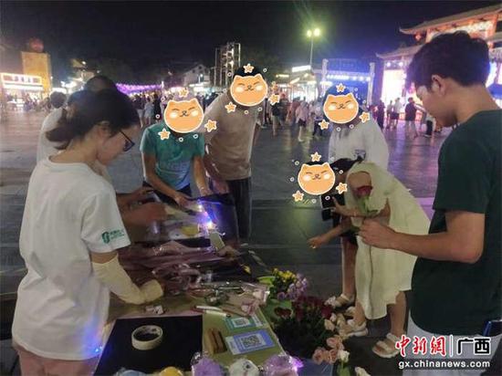 图为精康人士向顾客介绍鲜花。广西佳和社会工作服务中心供图