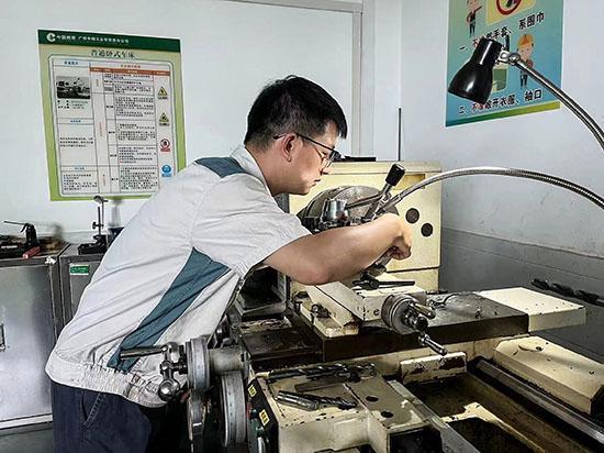 青年員工正在進行車床實訓。 周則佑 攝