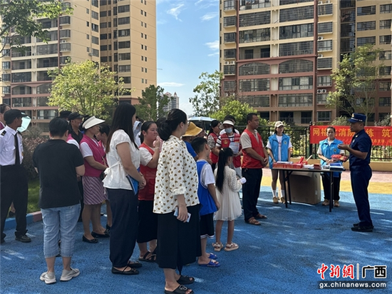 消防救援人员为小区居民讲解消防安全知识