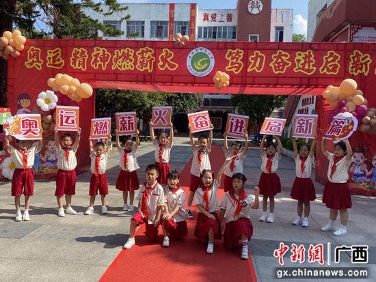 9月1日,桂林市樟木小学的新生写下梦想,贴在“梦想墙”上。王亚东摄