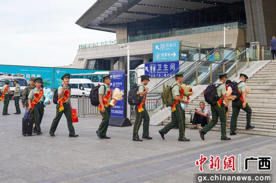 图为退伍老兵有序返乡。陈名利摄