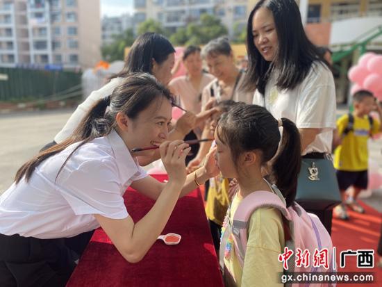 9月1日,桂林市育才小学的孩子们表演奥运小节目。王亚东摄