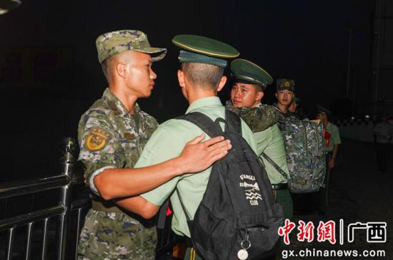 .图为退伍老兵离别前与战友深情相拥。穆万琼摄