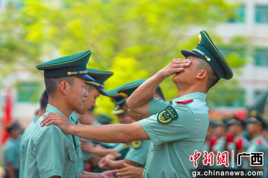 图为官兵掩面痛哭。穆万琼摄