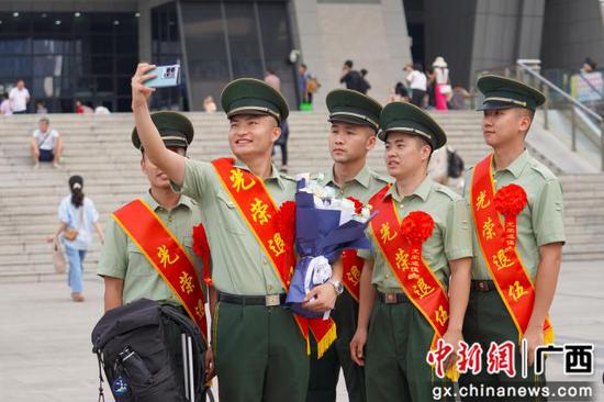 图为退伍老兵离别前合影留念。赖治华摄